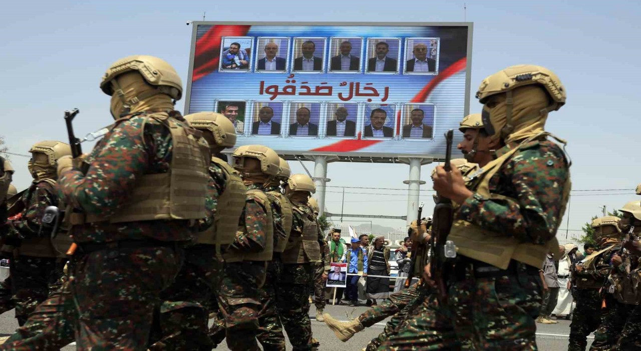 İsrail saldırısında ölen 12 Husi yetkili için cenaze töreni düzenlendi