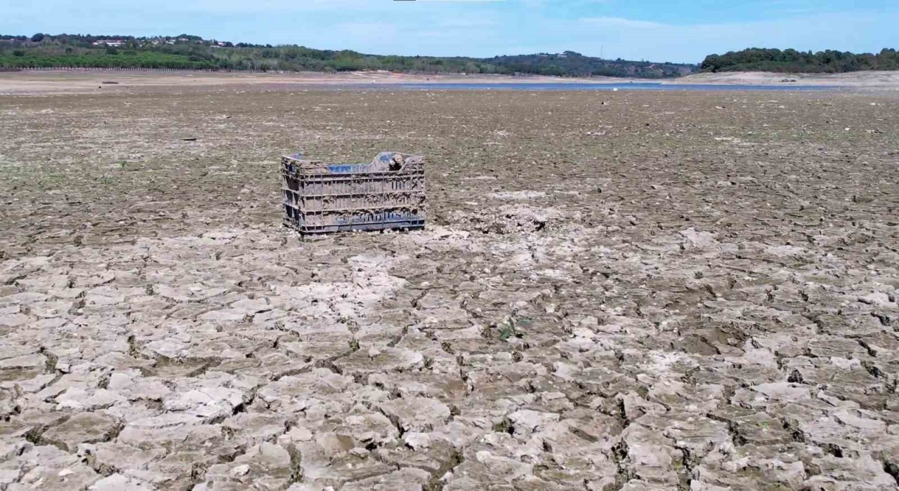 İstanbulda baraj suyu çekildi, atıklar gün yüzüne çıktı