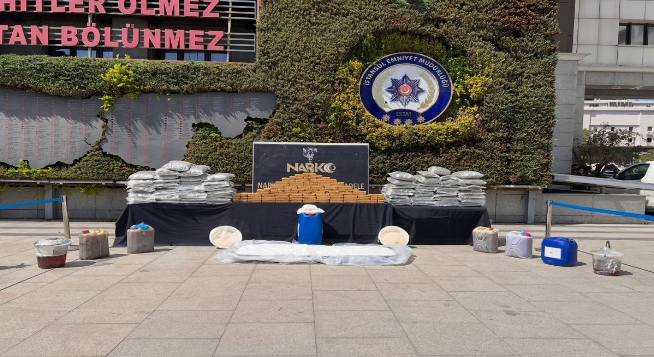 İstanbulda ele geçirilen uyuşturucu emniyette sergilendi