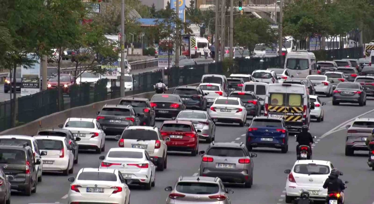 İstanbulda sabahın ilk saatlerinde trafik yoğunluğu: Yüzde 63e ulaştı