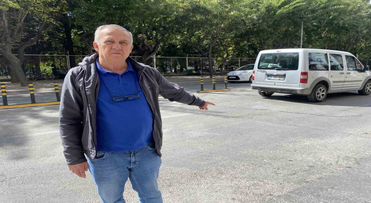 İstiklal Mahallesine girmek isteyen sürücülere duba engeli