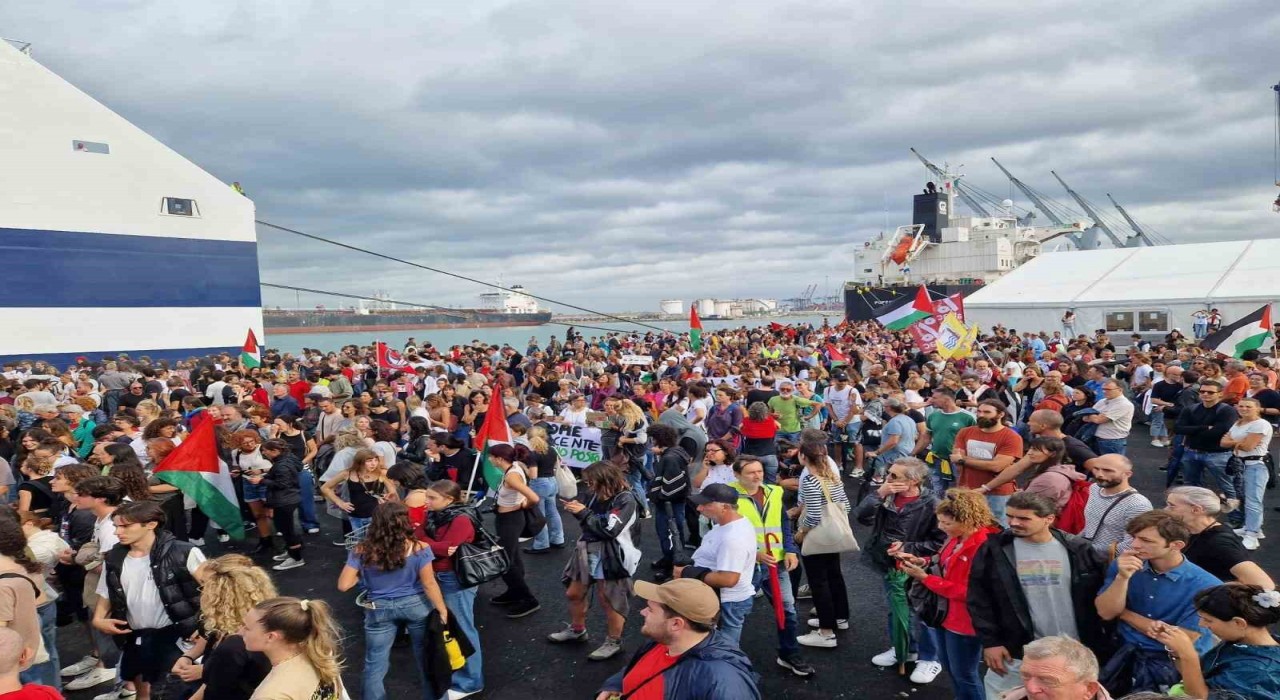 İtalyada sendikalardan Gazze grevi: Limanlar kapatıldı, ulaşım aksadı
