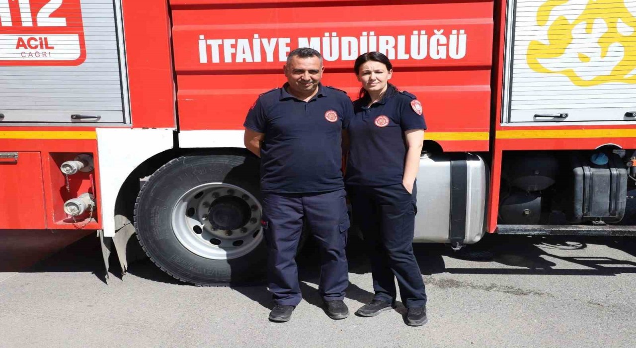İtfaiyeci çift birlikte alevlerle savaşıyor