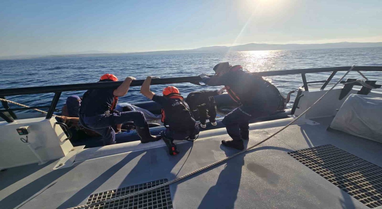 İzmir açıklarında 18 düzensiz göçmen yakalandı