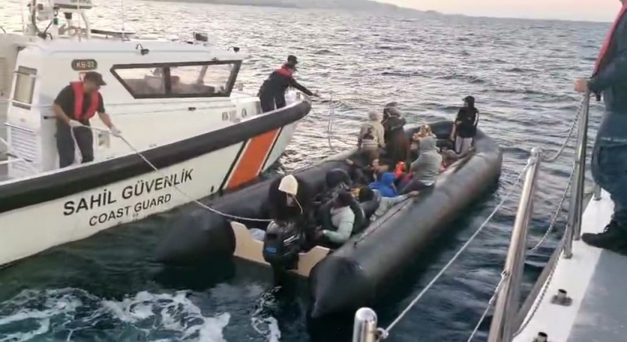 İzmir açıklarında iki operasyon: 32 düzensiz göçmen yakalandı, 35 göçmen kurtarıldı