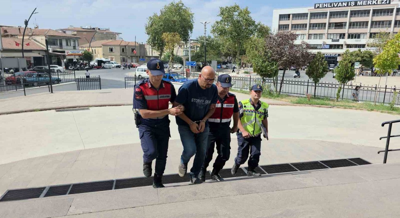 İzmir Büyükşehir personeli, FETÖden ihraç polis kimliğiyle yakalandı