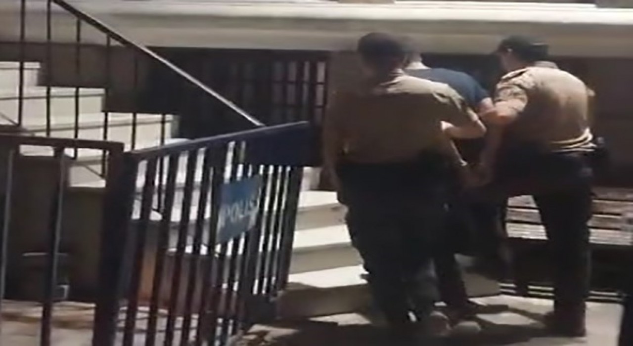 İzmirde 13 yıl hapis cezasıyla aranan hırsız yakalandı