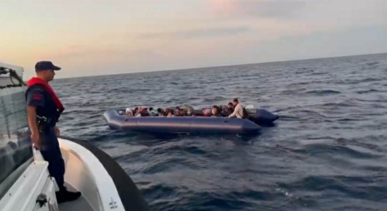 İzmirde 138 düzensiz göçmen ve 2 göçmen kaçakçısı yakalandı