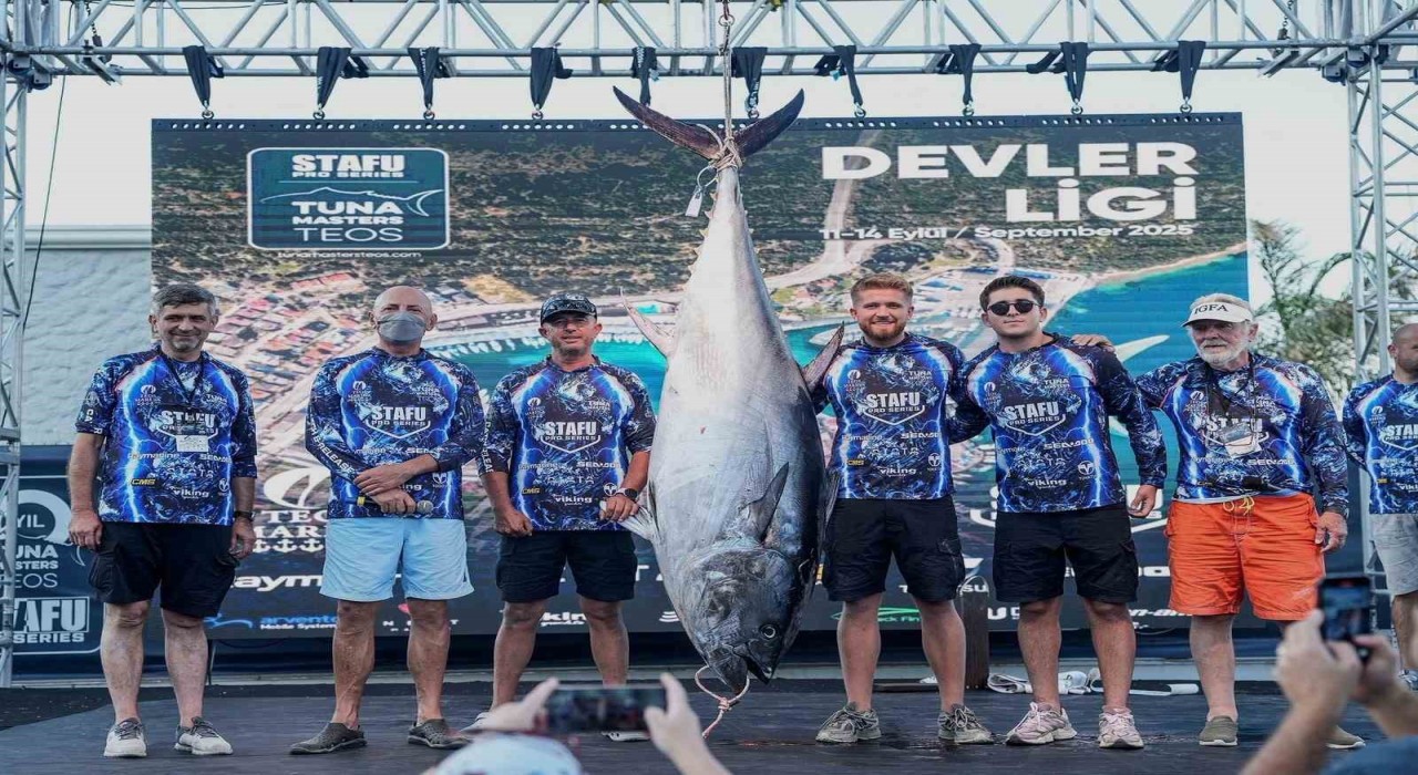 İzmirde 2.5 saat mücadeleyle 185 kiloluk dev orkinos yakalandı