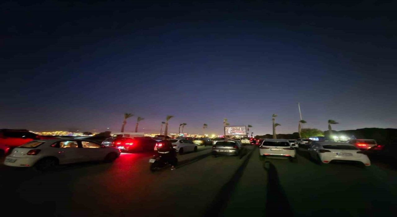 İzmirde arabada film keyfi