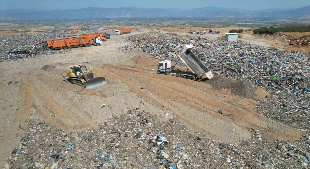 İzmirde çöp krizi zirvede: Jandarmadan suçüstü operasyonu