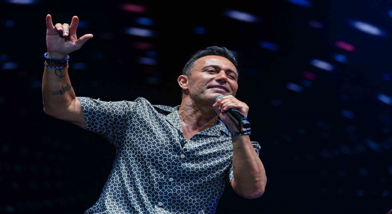 İzmirde Mustafa Sandal coşkusu