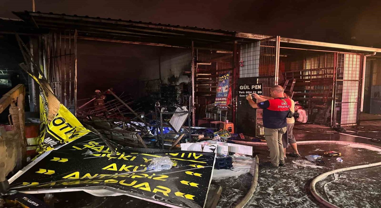İzmirde sanayi sitesinde yangın: 3 iş yeri kül oldu