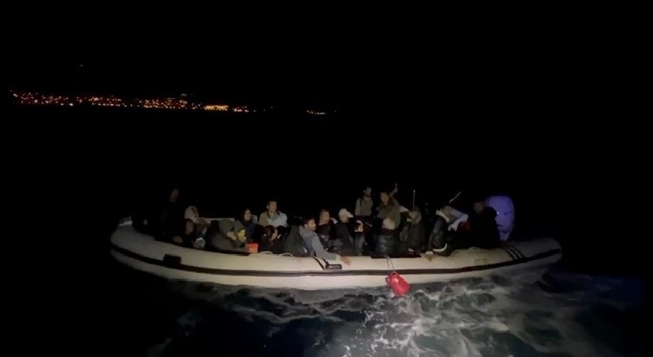 İzmirde sürüklenen lastik bottaki 33 düzensiz göçmen kurtarıldı