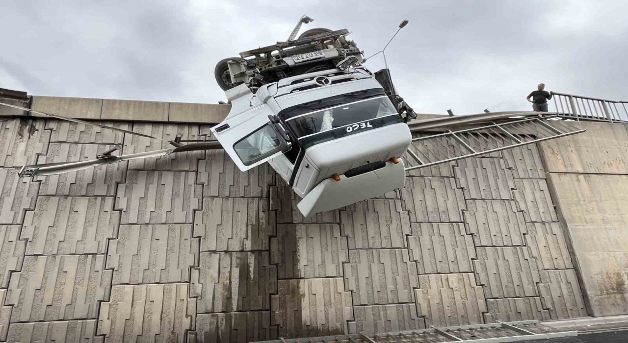 İzmirde tır devrildi, kupası viyadükte asılı kaldı