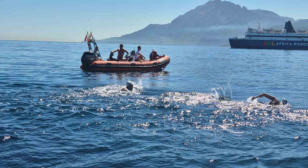 İzmirli Tuna, Cebelitarık Boğazını yüzerek geçen dünyadaki ilk otizmli maraton yüzücüsü