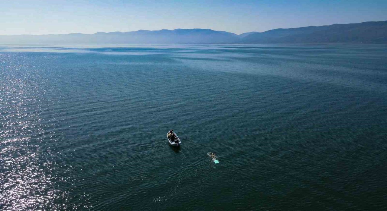İznik Gölündeki kuraklığa dikkat çekmek için gölü baştan başa yüzdü