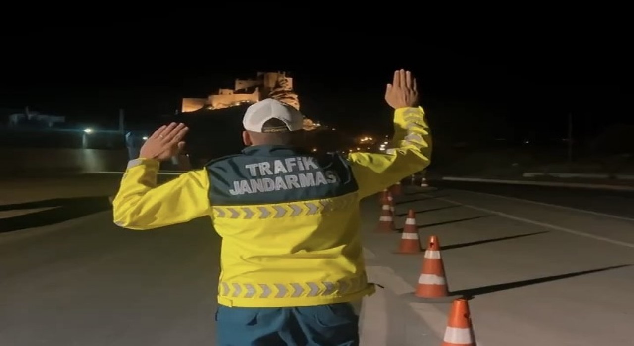 Jandarma ekipleri Hoşap Kalesi yolunda devriyede