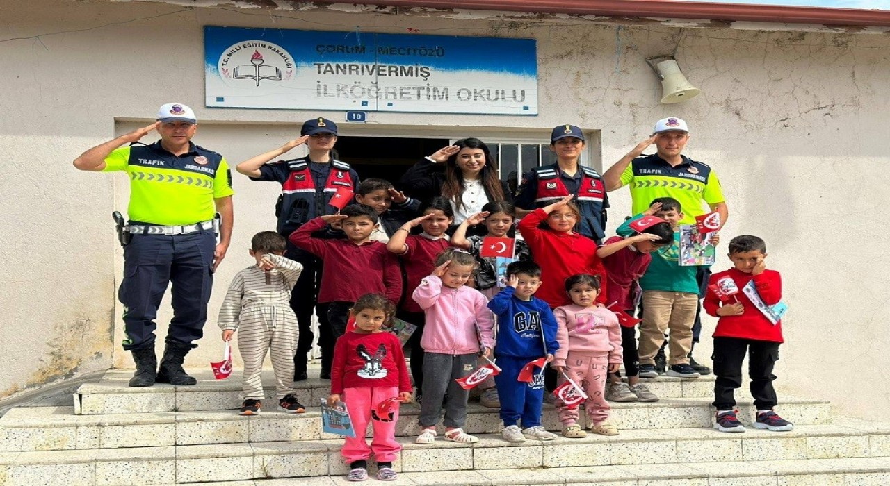 Jandarma ekipleri tarafından okul çevrelerinde sıkı denetim