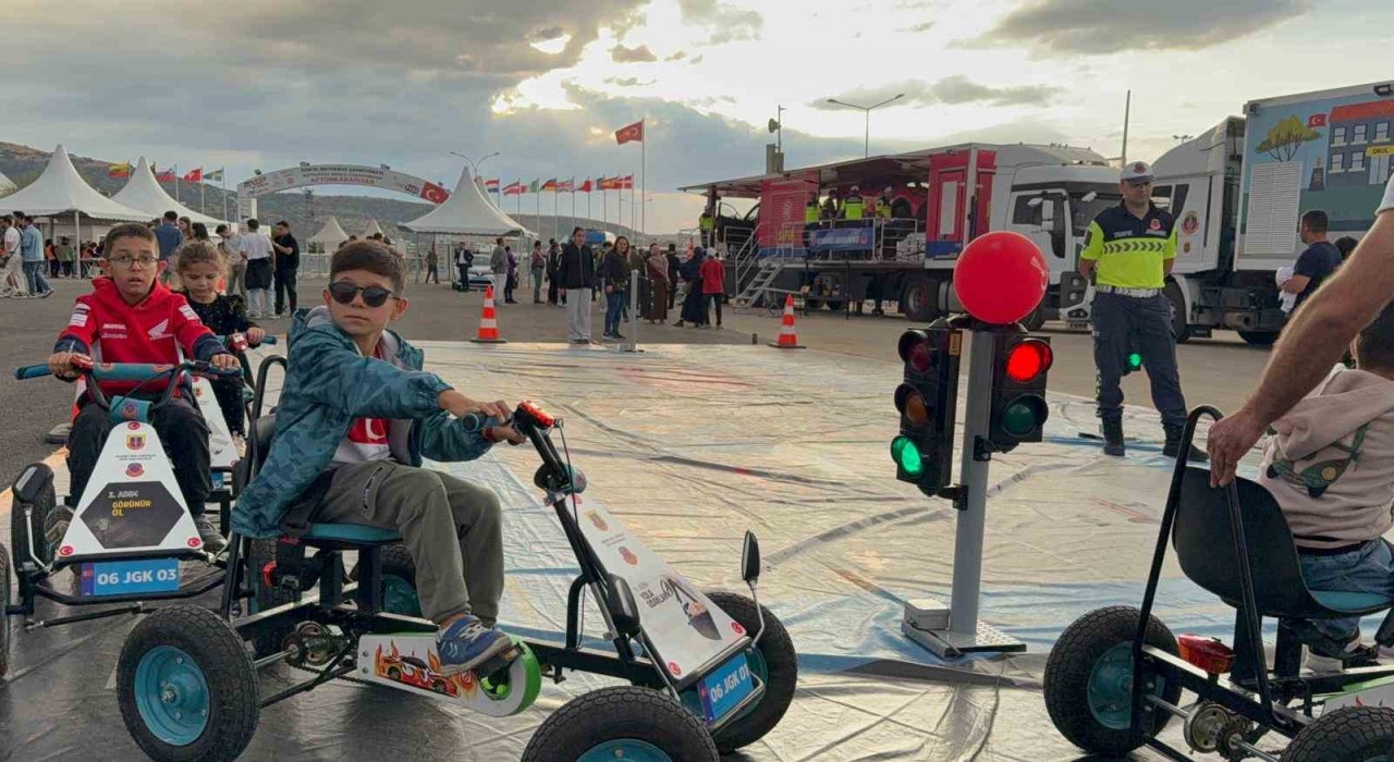 Jandarmadan çocuk ve gençlere uygulamalı trafik eğitimi
