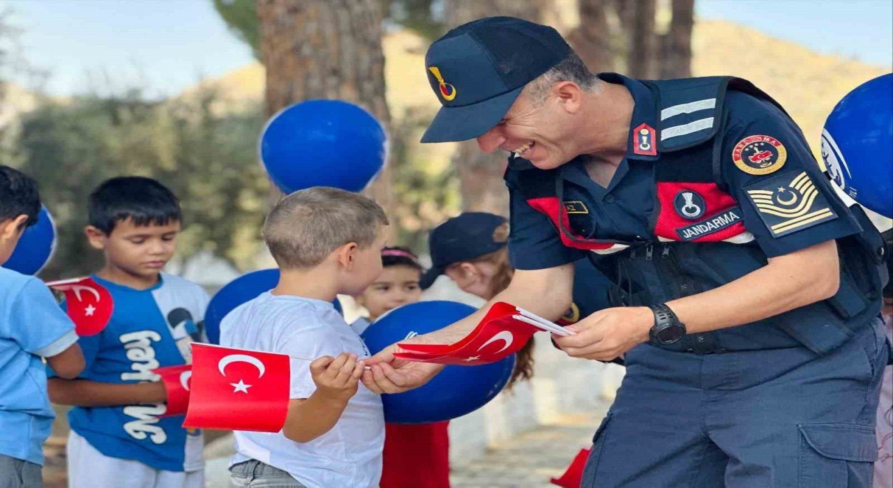 Jandarmadan öğrencilere Türk bayrağı