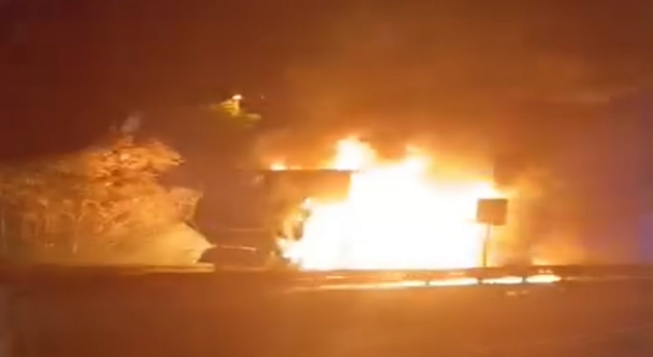 Janttan çıkan kıvılcımlarla tır yanarak kullanılamaz hale geldi