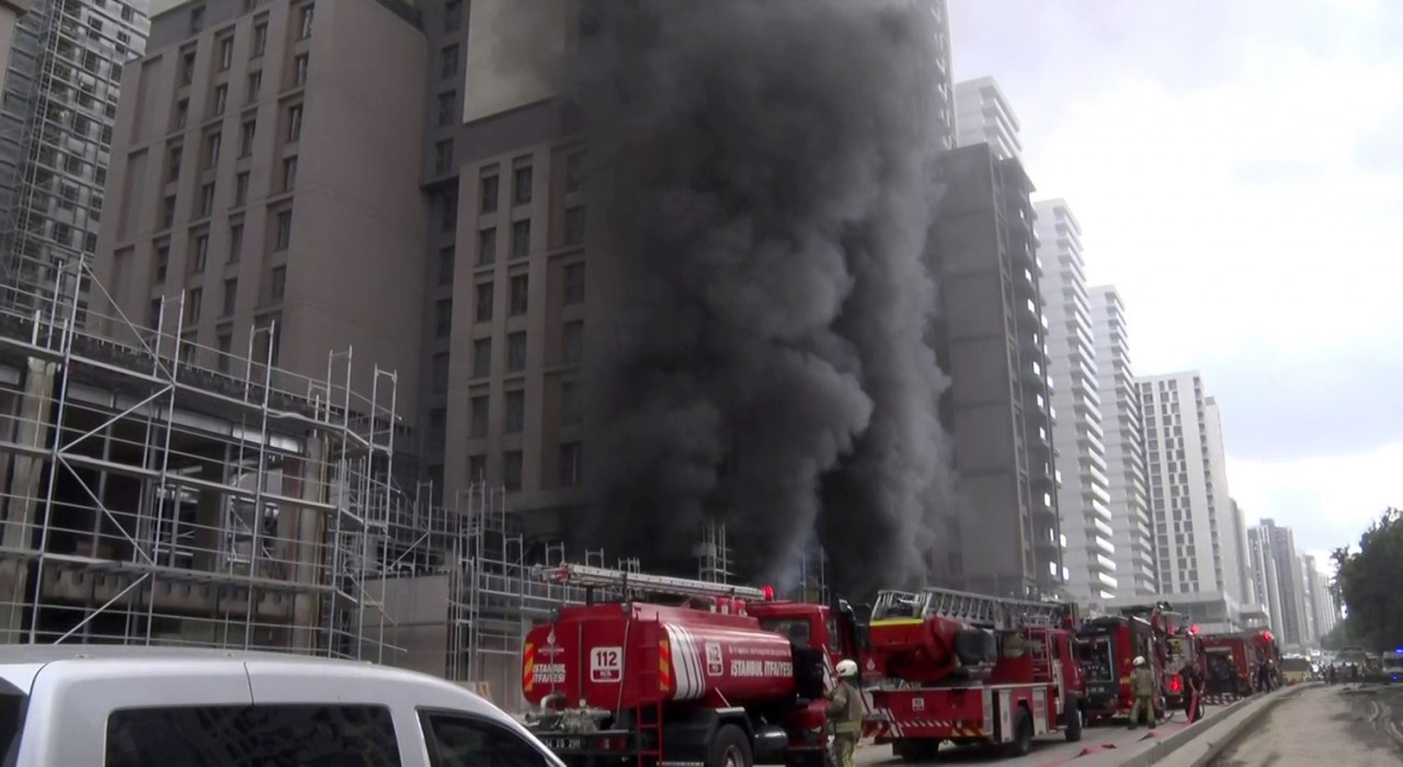 Kadıköyde bir inşaatta çıkan yangının söndürme çalışmaları devam ediyor