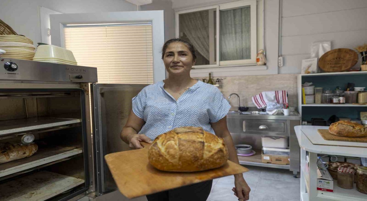 Kadın girişimci, mutfağında başladığı ekşi maya ekmek yolculuğunu atölyeye taşıdı