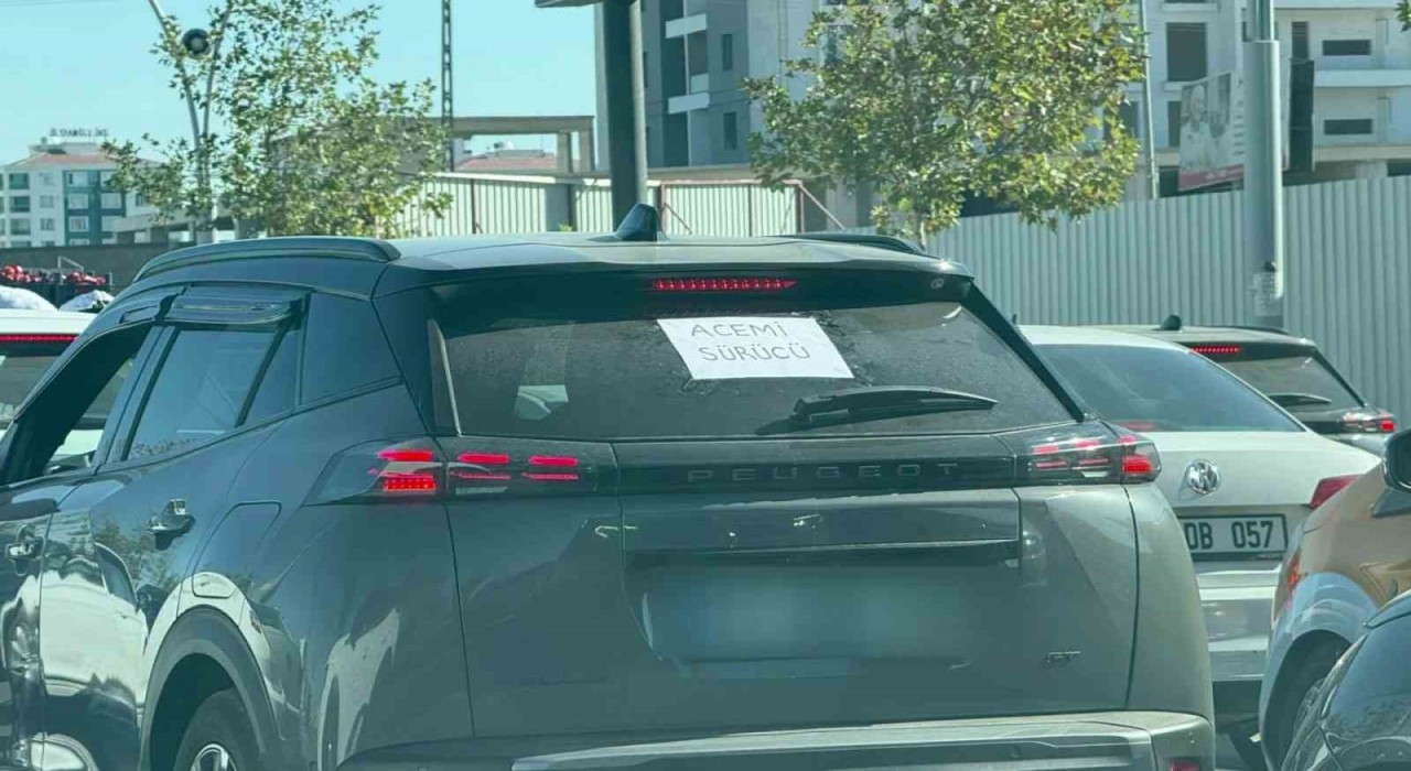 Kadın şoför aracına Acemi sürücü yazısı asarak önlem aldı