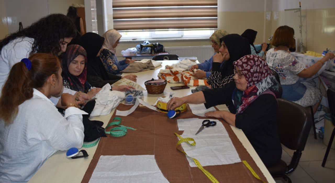 Kadınlar Hem Meslek Öğreniyor Hem Kendi Kıyafetlerini Dikiyor