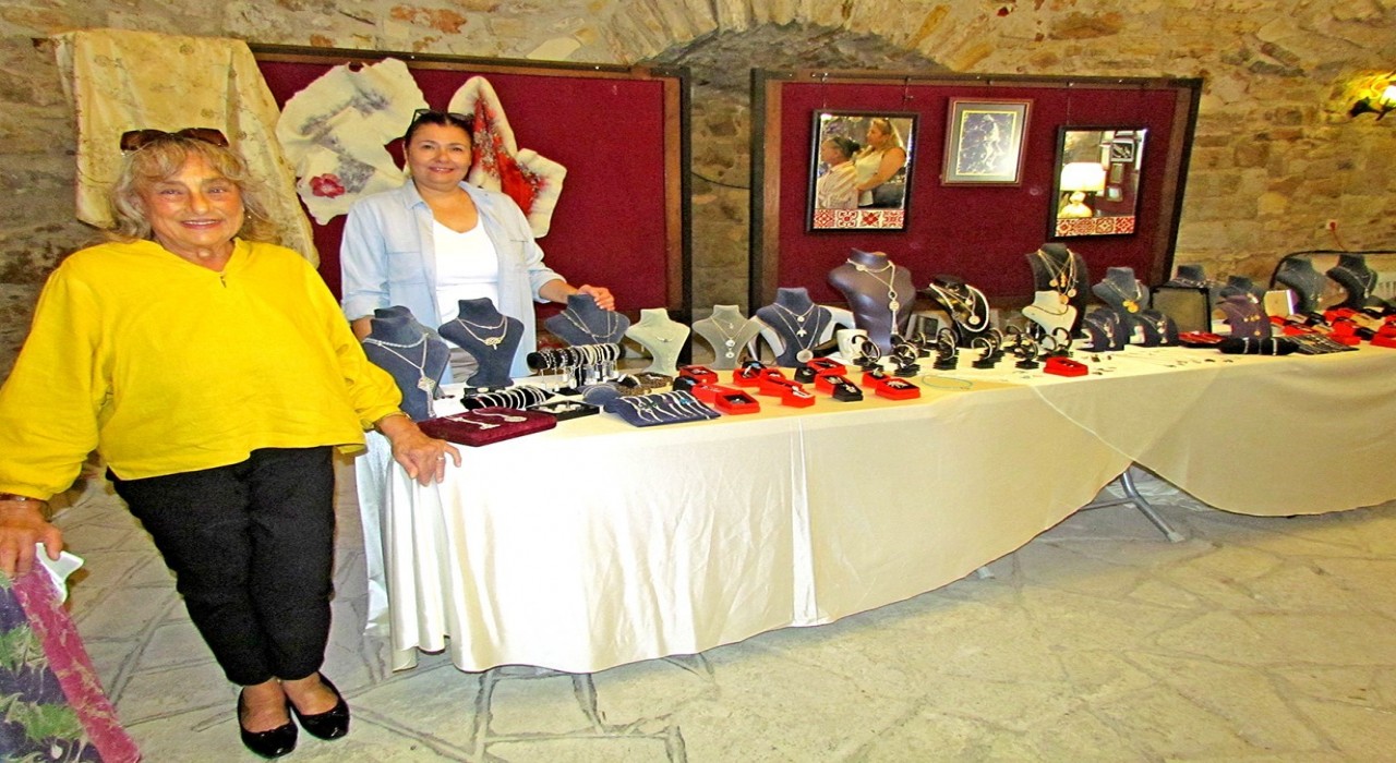 Kadınların el emeği Çeşmenin tarihi kalesinde sergileniyor