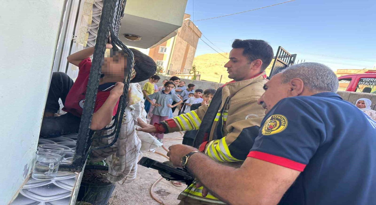 Kafası pencerenin demir korkuluğuna sıkışan çocuğu itfaiye ekipleri kurtardı