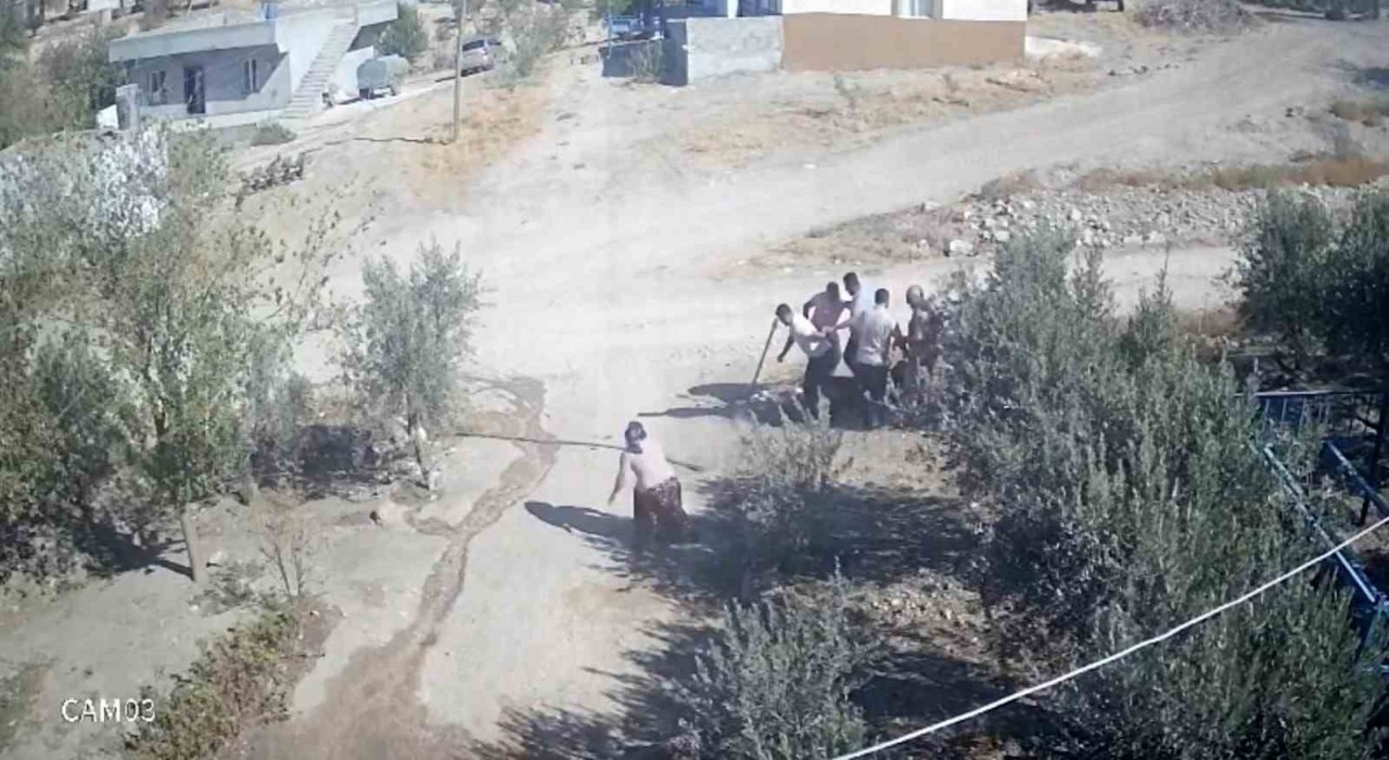 Kafası taşla ezilmek istenen baygın kocasını saldırganlara taş atarak kurtardı