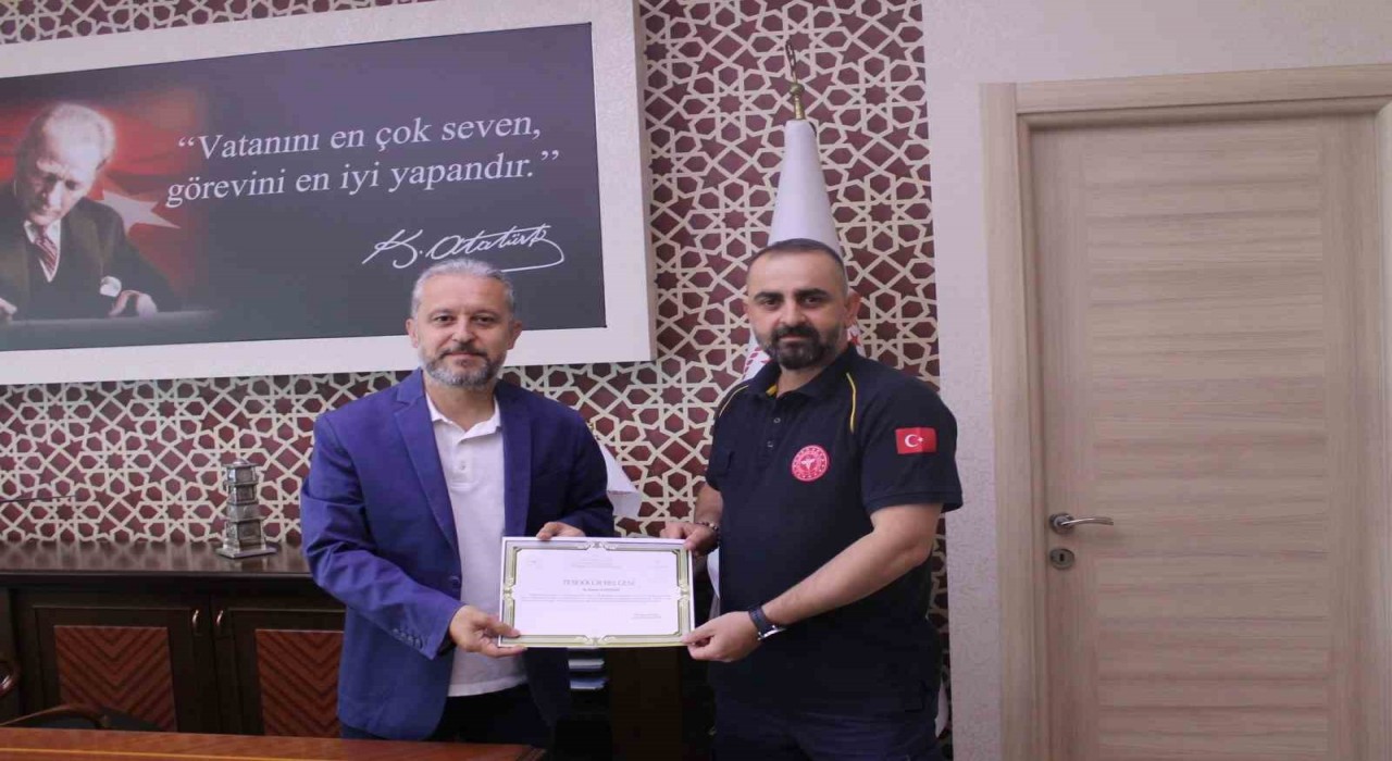 Kağıt toplayıcı çocuğa ayakkabılarını veren sağlık ekibine teşekkür