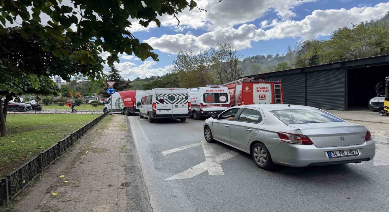 Kağıthanede ağaçlık alan alev alev yandı