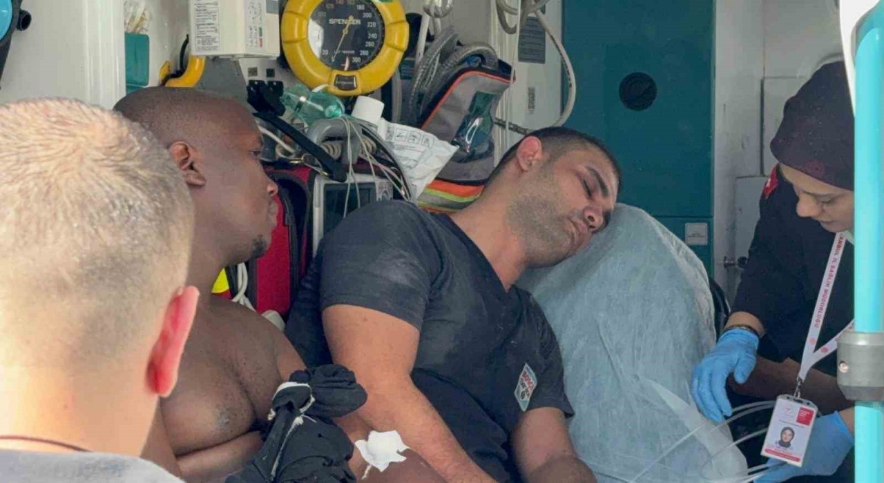 Kağıthanede oto bakım tamir servisinde yangın paniği: 3 işçi dumandan etkilendi