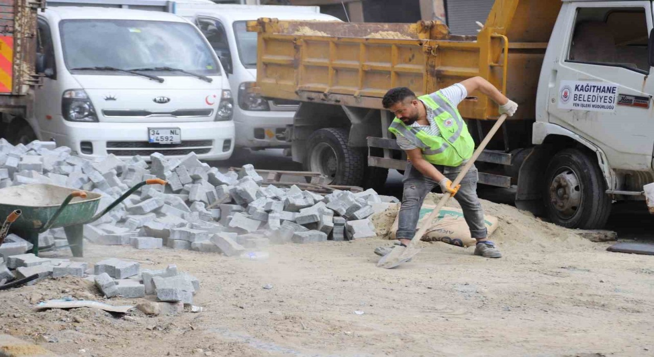 Kağıthanede yol ve çevre düzenleme çalışmaları devam ediyor