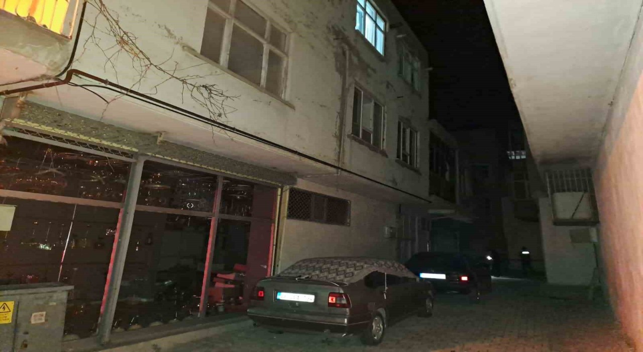 Kahramanmaraşta 3. kattan düşen çocuk ağır yaralandı