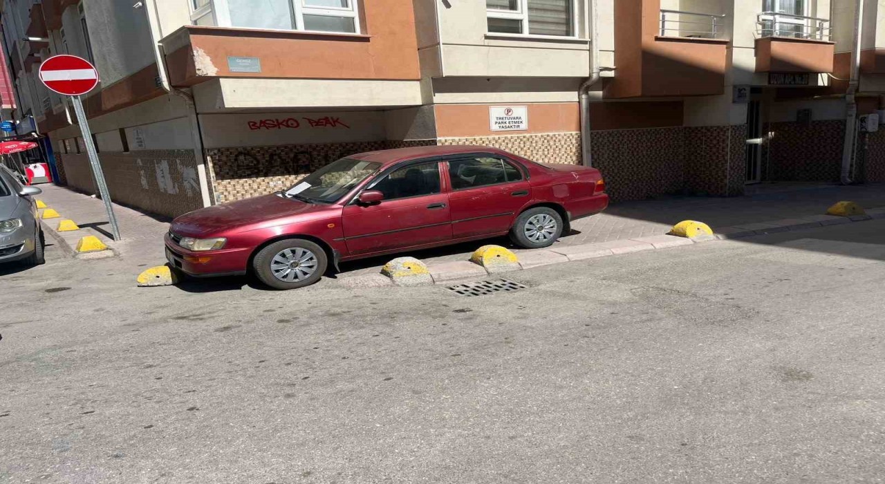 Kaldırıma park eden sürücüye apartman yöneticisinden notlu uyarı