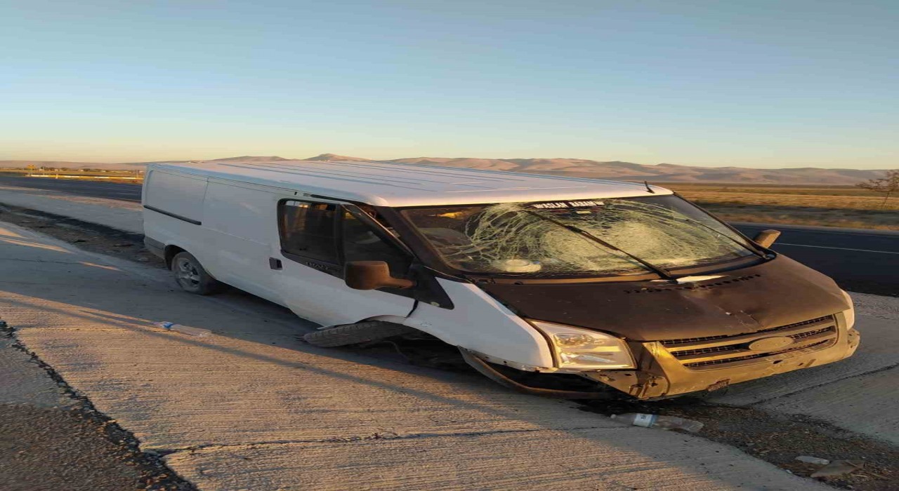 Kamyonet refüje çarptı: 2 yaralı