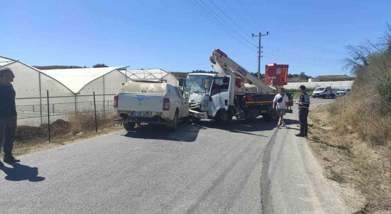 Kamyonla otomobil kafa kafaya çarpıştı: 3 yaralı