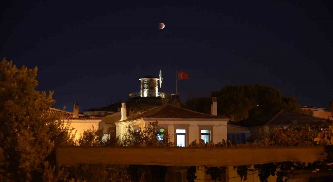 Kanlı Ay Ayvalıktan görüntülendi