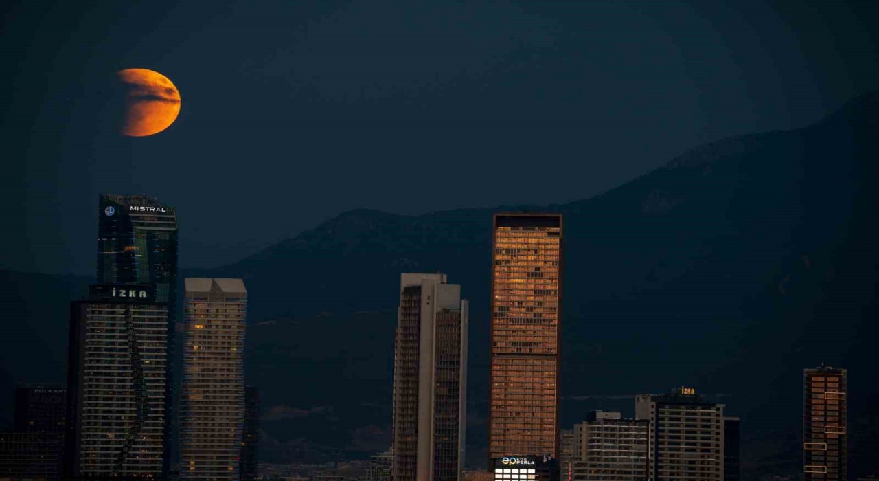Kanlı ay İzmire görsel şölen yaşattı