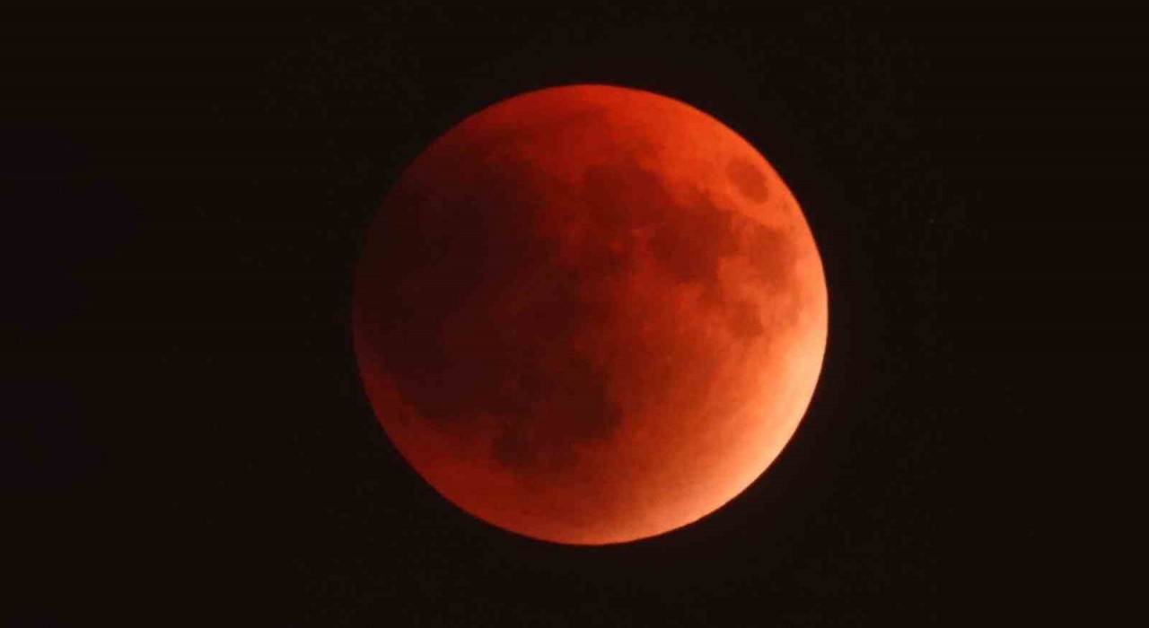 Kanlı ay tutulması manzarası