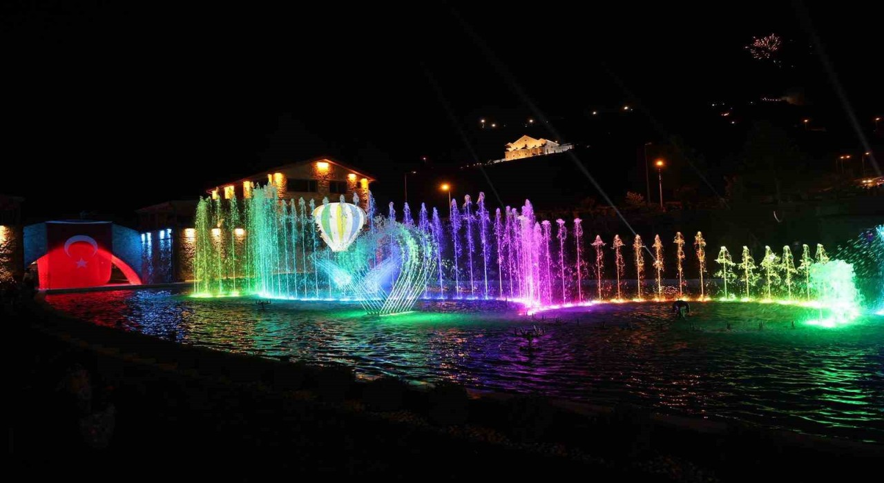 Kapadokya su ve ışık sahnesi Nevşehirlilerin gözdesi oldu