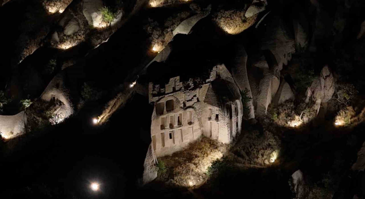 Kapadokyada ışıklandırılan vadiler bölgenin ihtişamını artırdı