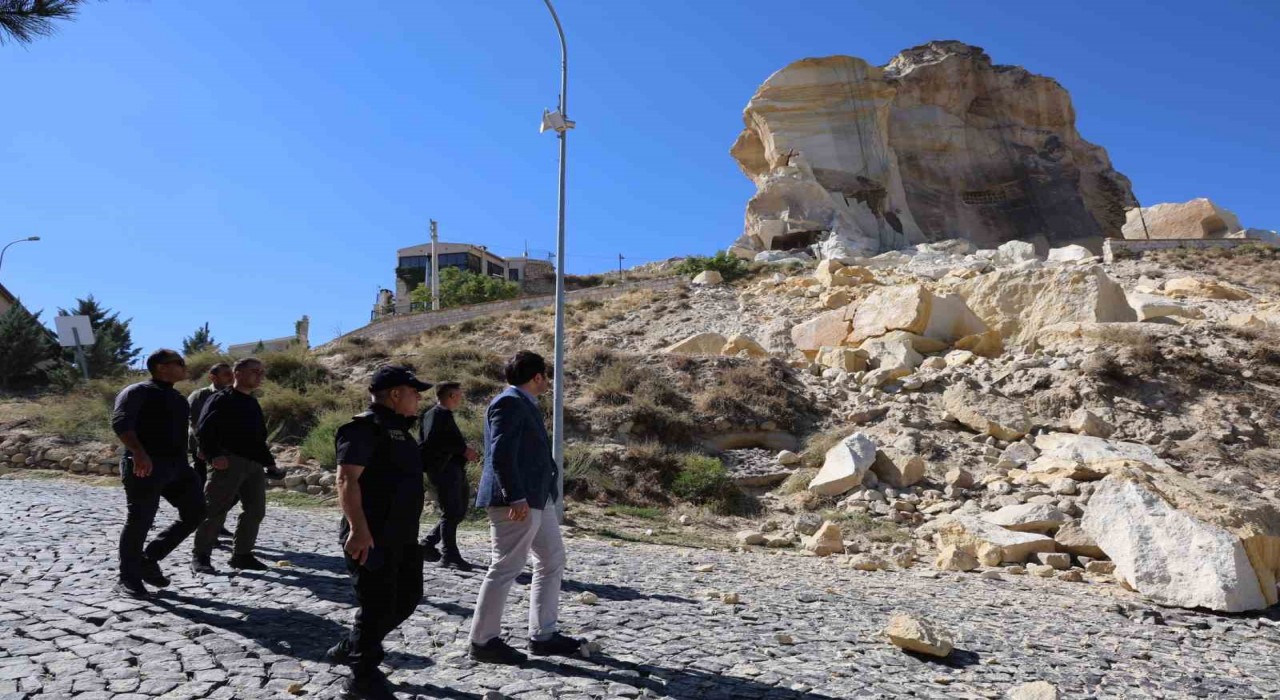 Kapadokyada Kadıkalesinin bir bölümündeki kaya parçaları koptu