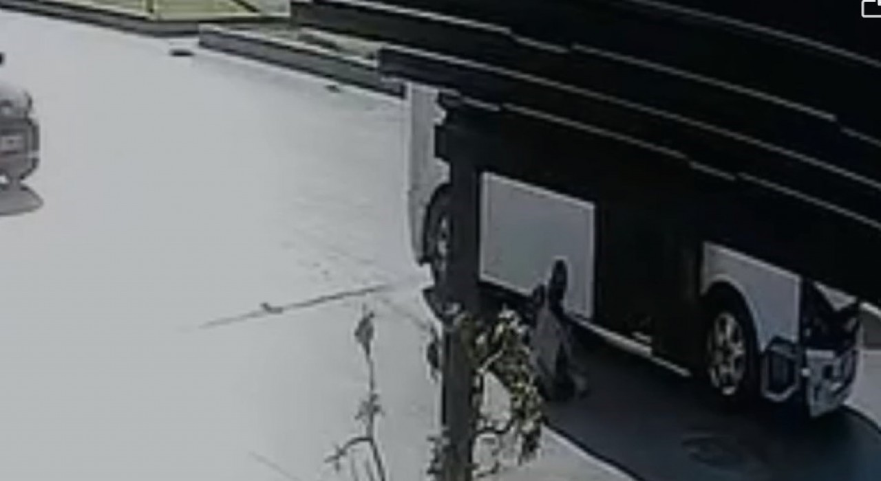 Kapısı açık hareket eden minibüsten öğrenci düştü