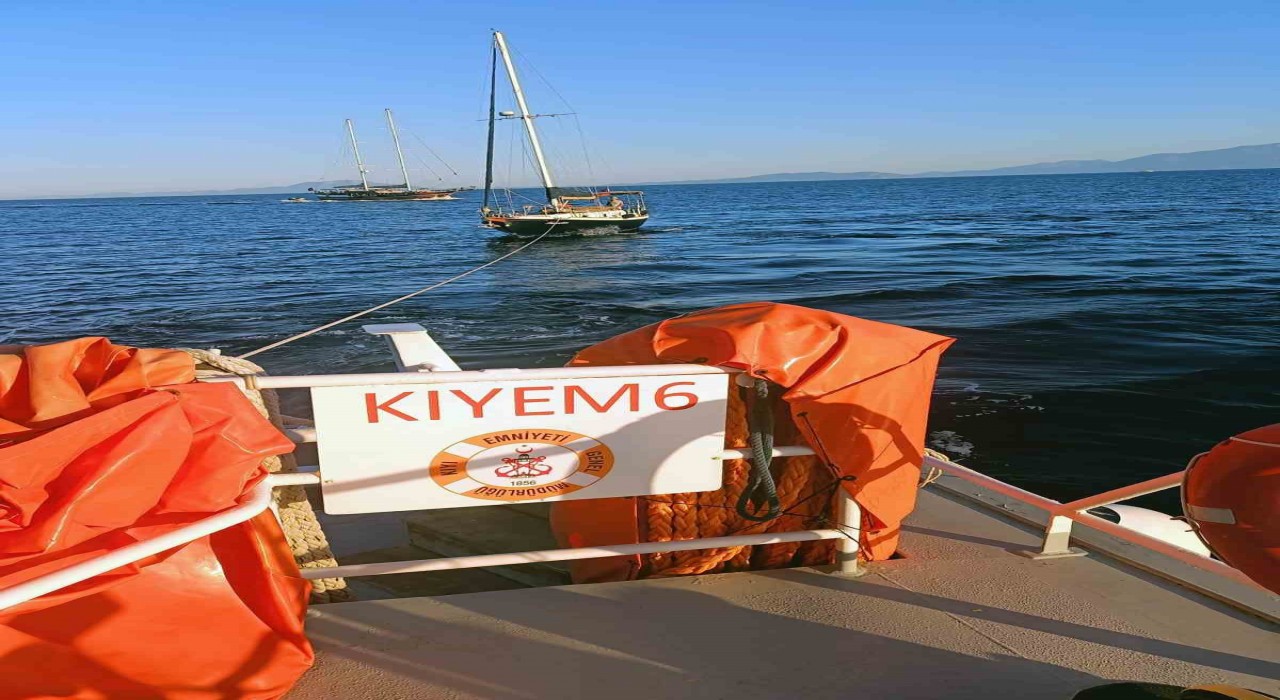 Karaada açıklarında sürüklenen tekne kurtarıldı