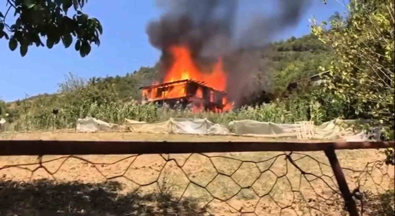 Karabükte ahşap evde çıkan yangın ormanlık alana sıçradı